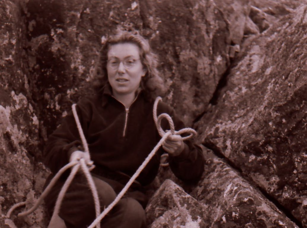Maria Chałubińska w górach z linami wśród skał.