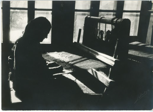 Maria Szatkowska przy maszynie, zdjęcie czarno-białe