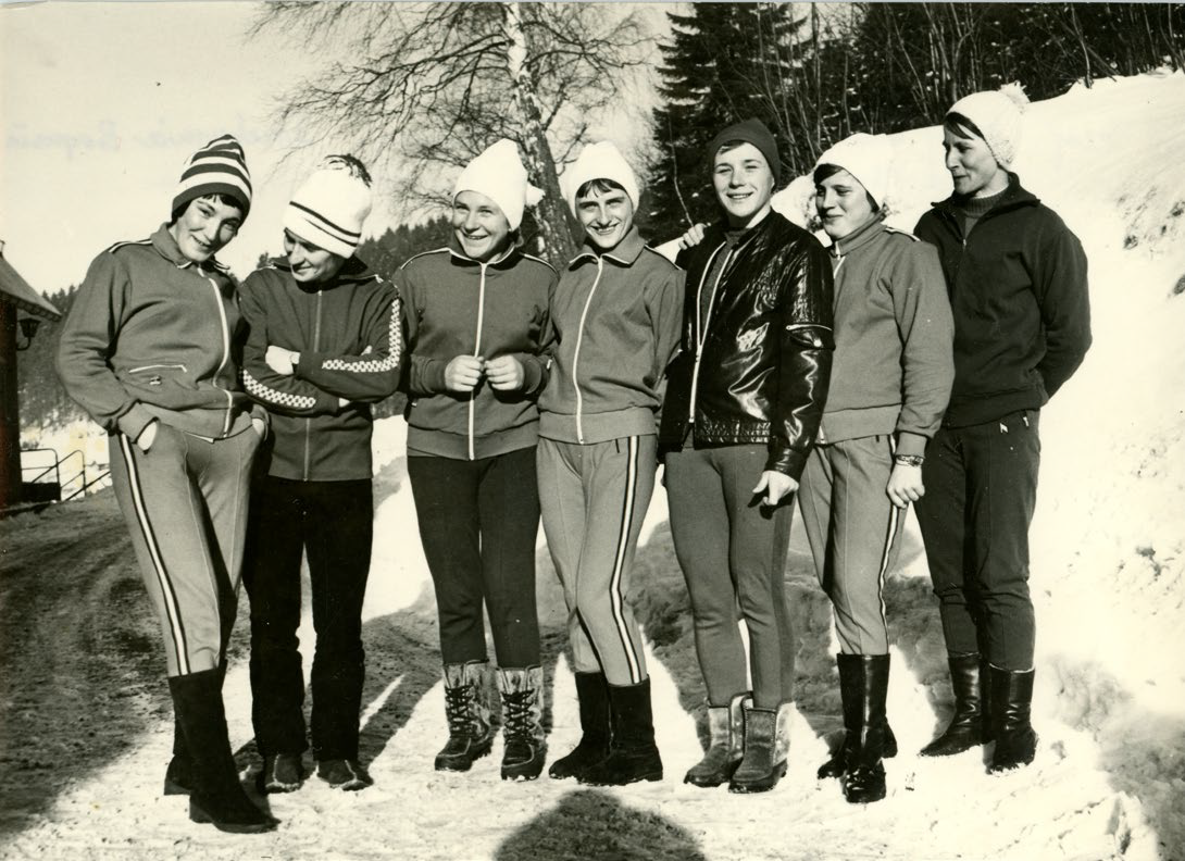 Stefania Biegun, zdjęcie z koleżankami w śnieżnej scenerii