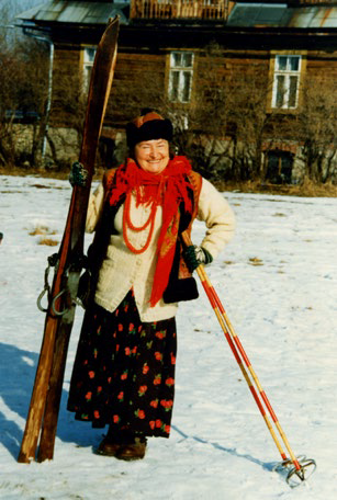 Zofia Karpiel Bułecka z nartami w ubiorze regionalnym