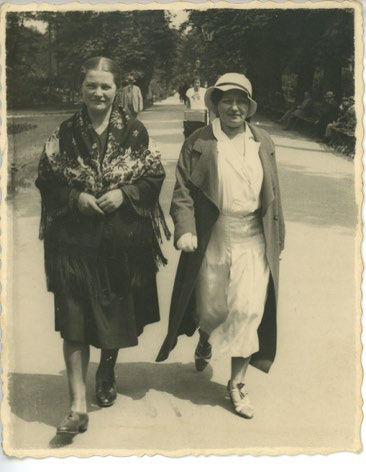 Zofia Krzeptowska idąca aleją z towarzyszką, zdjęcie czarno-białe