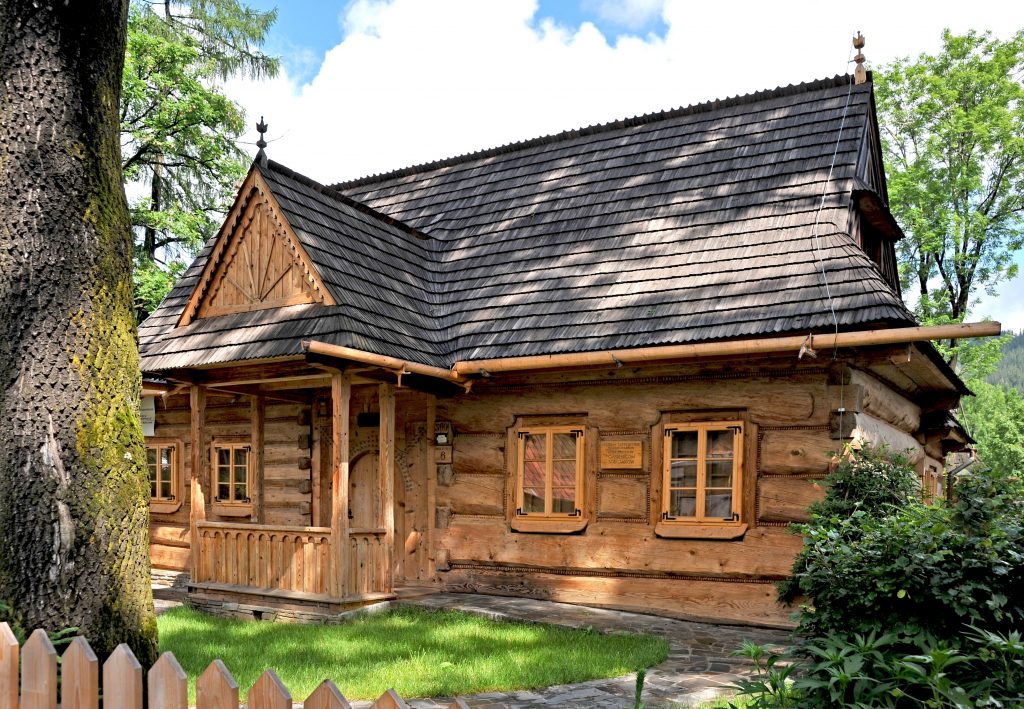 Chałupa Gąsieniców Sobczaków, stary drewniany dom w okrodzie