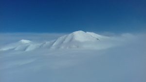 widok na ośnieżony tatrzański szczyt