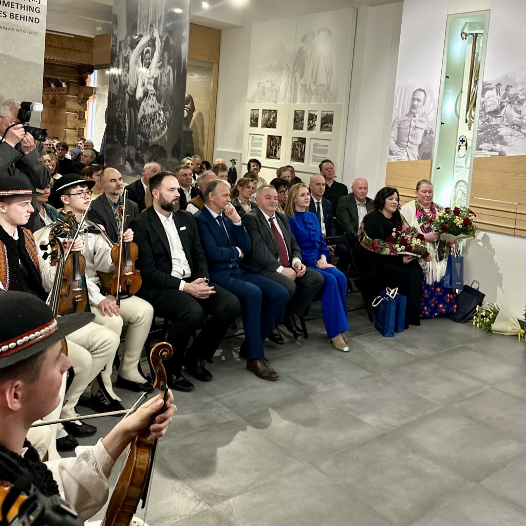Na zdjęciu Goście i uczestnicy wernisażu ,,150 lat Budowlanki w Zakopanem - wspólna historia pokoleń". W tle sala etnograficzna Gmachu Głównego Muzeum Tatrzańskiego oraz Zespół Budorze.