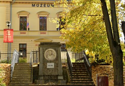 Wernisaż wystawy plenerowej „Dotyk czasu: historia muzeum i jego zbiorów. 150 lat Muzeum Podtatrzańskiego w Popradzie”, 21 maja