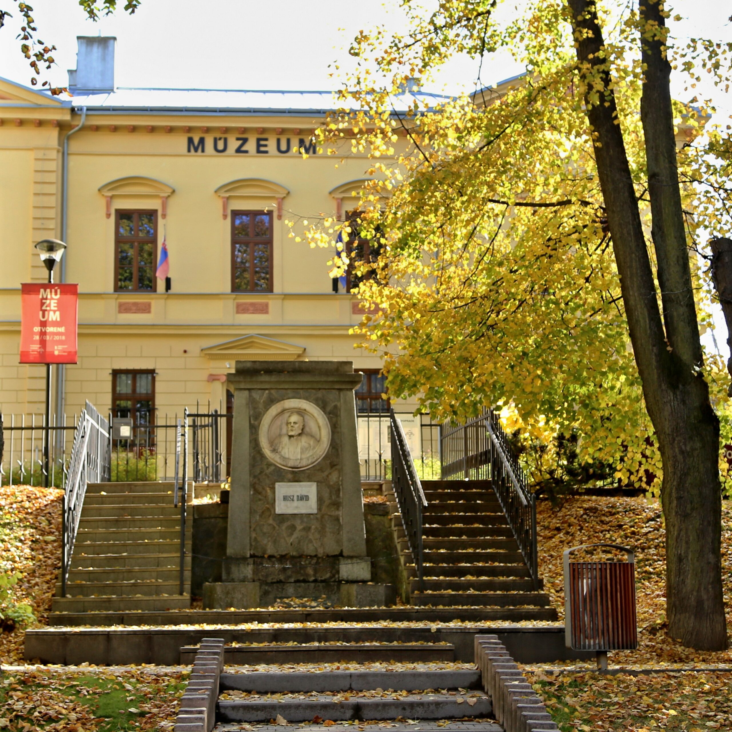 Wernisaż wystawy plenerowej „Dotyk czasu: historia muzeum i jego zbiorów. 150 lat Muzeum Podtatrzańskiego w Popradzie”, 21 maja