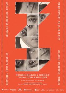 Pomarańczowa grafika z geometrycznymi zdjęciami Witkacego (kwadraty i trójkąty) obok kreski i pionowe napisy: Składanie osobowości. Witkacy, Kuratorka: Zofia Radwańska, termin wystawy: 28.06-30.10.2025, Składanie osobowości. Witkacy. Galerii Sztuki w willi Oksza, filii Muzeum Tatrzańskiego (ul. Zamoyskiego 25, Zakopane). Wystaw realizowana w ramach 140-lecia urodzin Stanisława Ignacego Witkiewicza