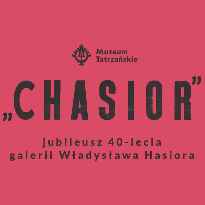 Czarne napisy na różowym tle, na górze logo Muzeum Tatrzańskiego, poniżej „CHASIOR” i Jubileusz 40-lecia Galerii Władysława Hasiora