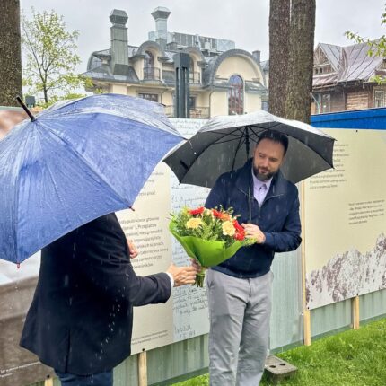 Wernisaż wystawy plenerowej W kole złud