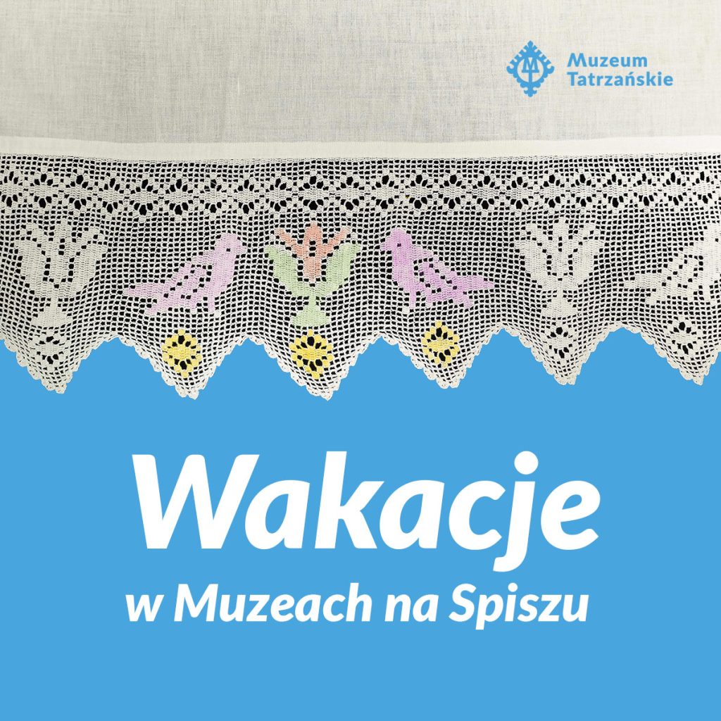 Napis Wakacje na Spiszu Pokolorowana koronka z ptaszkami na niebieski tle