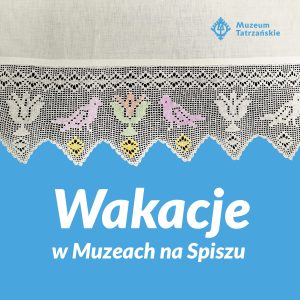 Napis Wakacje na Spiszu Pokolorowana koronka z ptaszkami na niebieski tle