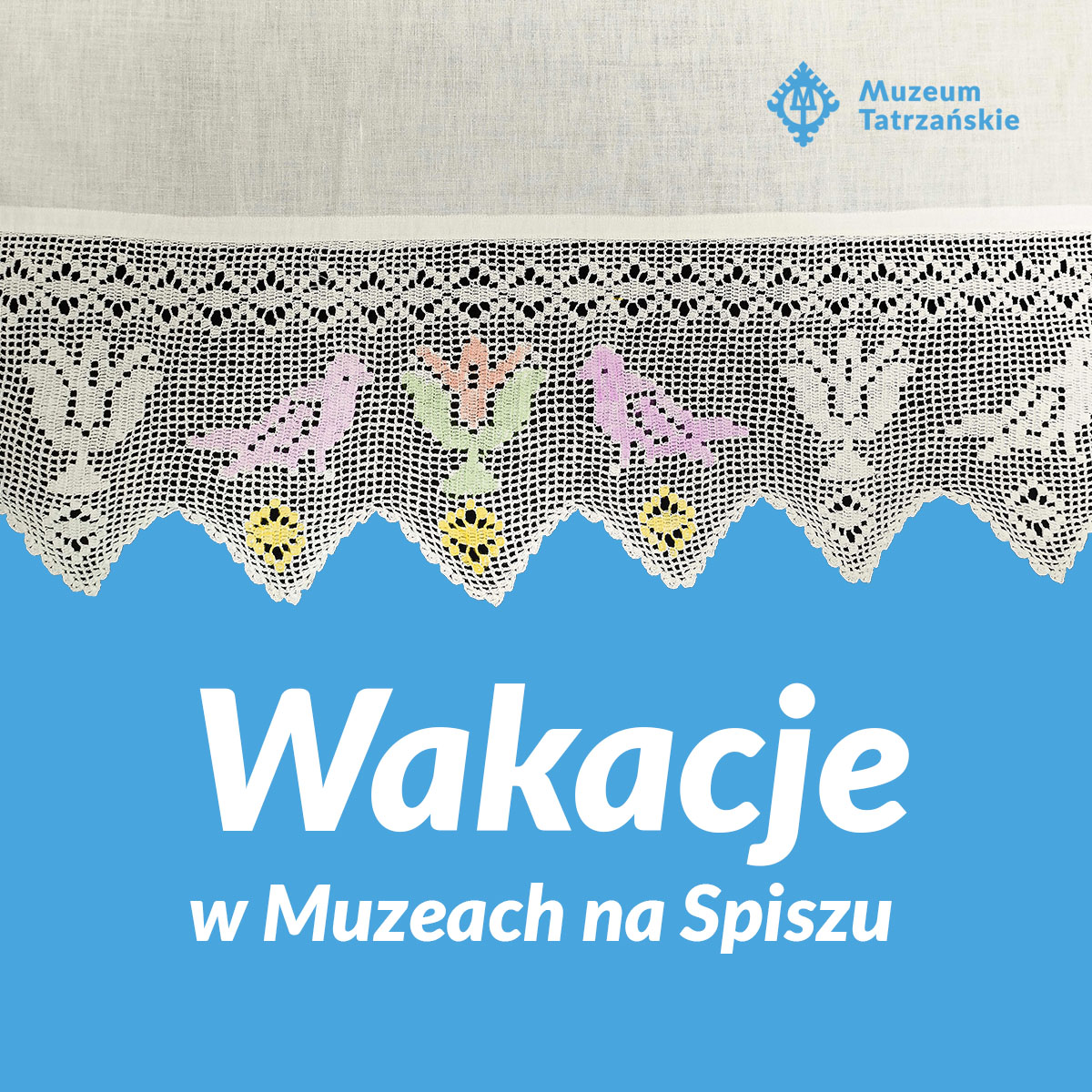 Napis Wakacje na Spiszu Pokolorowana koronka z ptaszkami na niebieski tle