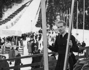 Stanisław Marusarz – król nart, stoi z nartami