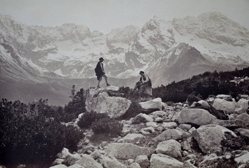 Czarno biała fotografia górali wśród skał tatrzańskich