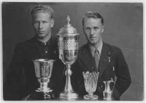 Bronisław Czech i Stanisław Marusarz z trofeami