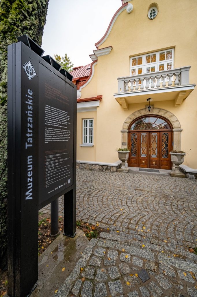 Wejście do siedziby Muzeum Tatrzańskiego na Kozińcu