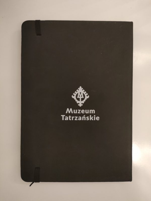 Okładka notesu czarna z logo Muzeum Tatrzańskiego