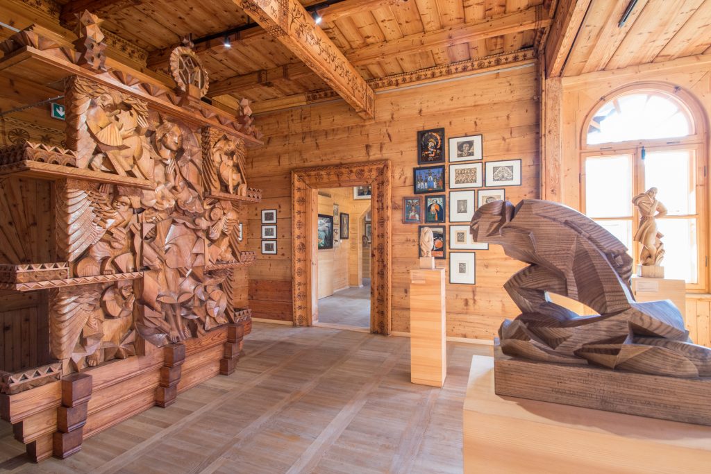wnętrza wystawy w Willi Oksza,rzeźby i płaskorzeźby drewniane