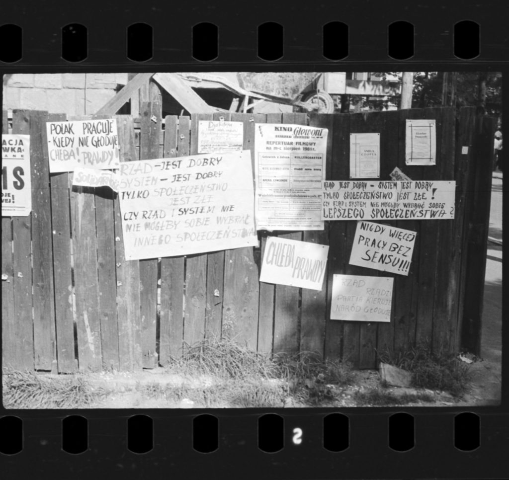 Czarno - biała fotografia - płot z afiszami z okresu Solidarności