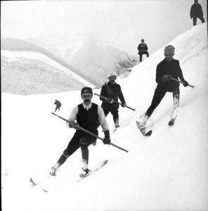 Retro zdjęcie, grupa narciarzy na grani w górach