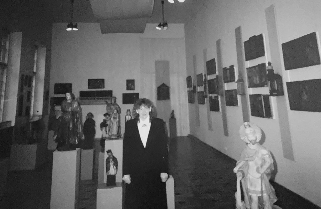 czarno białe zdjęcie, kobieta w galerii obrazów