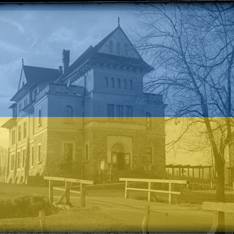 Czarno białe zdjęcie gmachu głównego Muzeum Tatrzańskiego z nakładką w kolorach ukraińskiej flagi