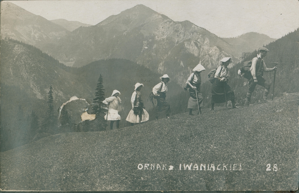 Fotografia czarno-biała, wycieczka z kobietami, prowadzi Stanisław Zdyb