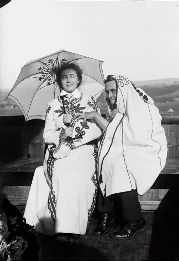 fotografia. Witkacy z kobietą z parasolką