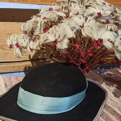 czarny kapelusz z ozdobą z wielu piór