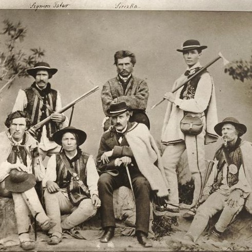 grupa mężczyzn przewodników tatrzańskich