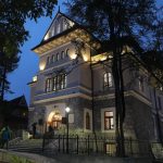oświetlony gmach główny Muzeum Tatrzańskiego