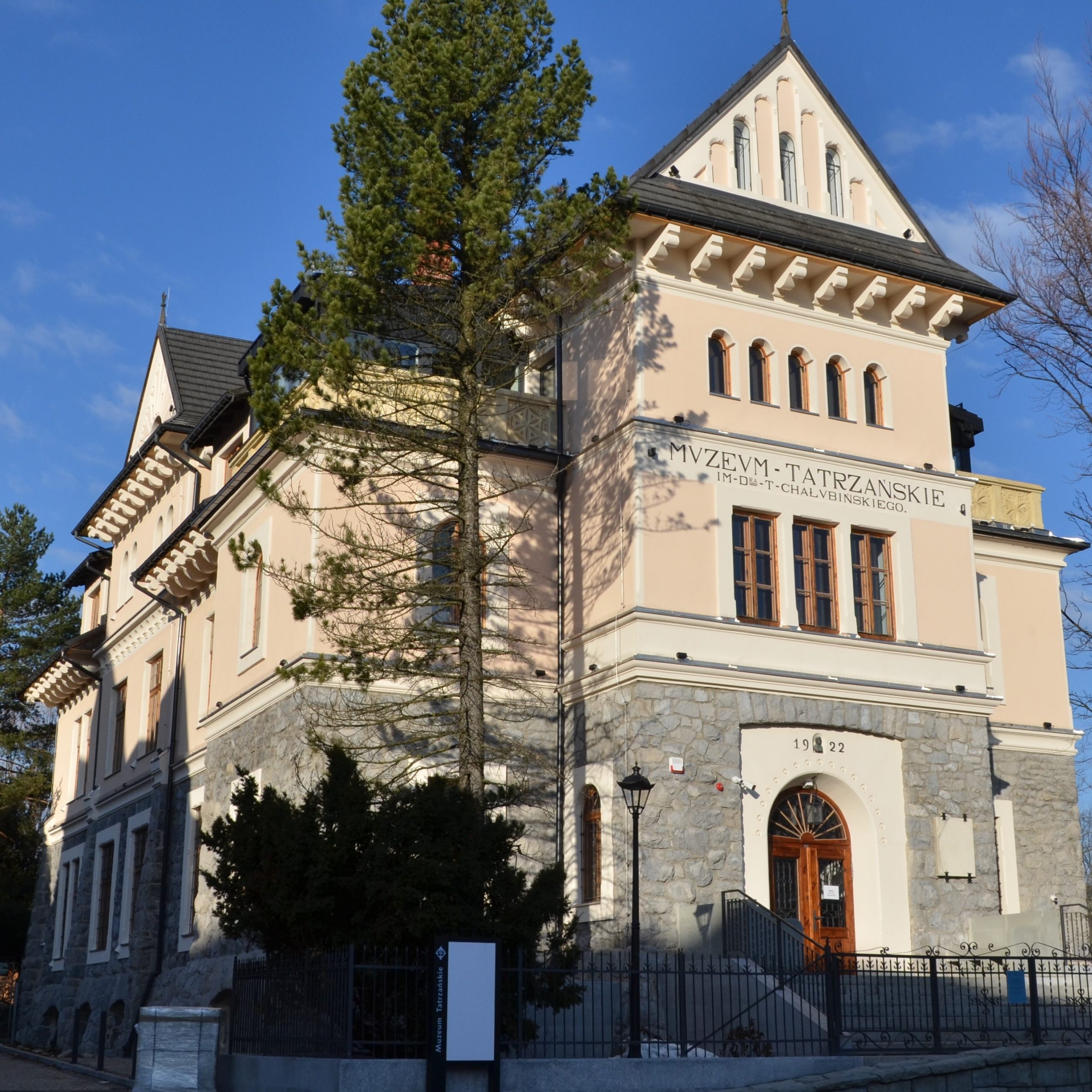 Gmach główny Muzeum Tatrzańskiego czynny w poniedziałek