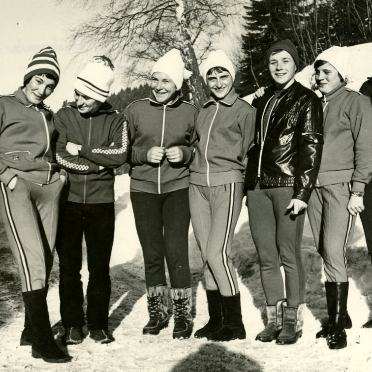 czarno białe zdjęcie. kilka kobiet w sportowych strojach z lat 60. XX w.