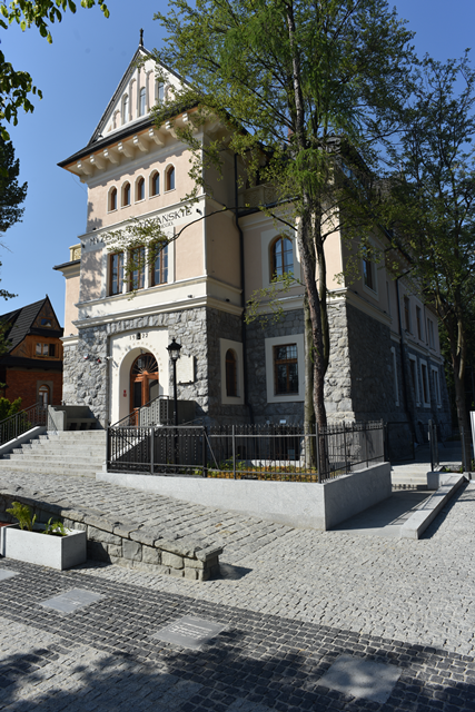 Front budynku Gmachu Głównego Muzeum Tatrzańskiego po remoncie