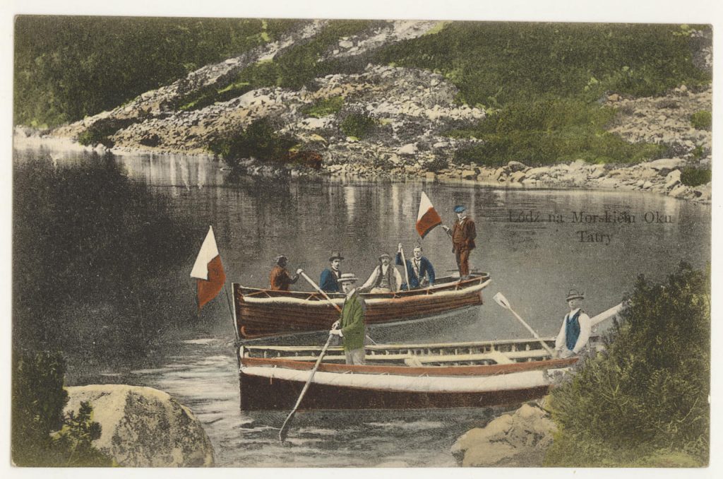 stara pocztówka przedstawiająca łodzie na morskim oku z polskimi flagami, koloryzowane