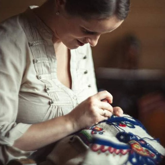 kobieta haftuje góralskie portki