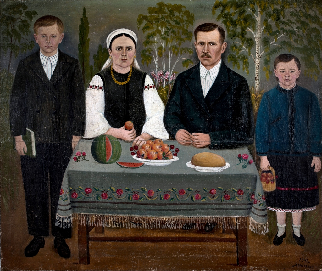 Obraz przedstawia rodzinę w tradycyjnych ukraińskich strojach: za stołem siedzą rodzice, po bokach chłopak i dziewczyna.