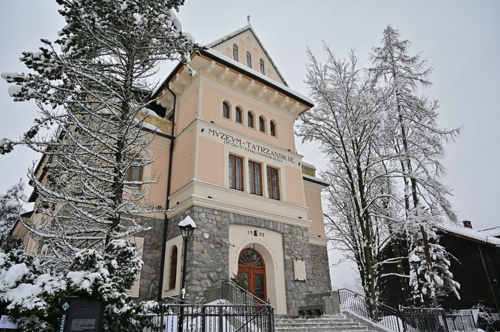 Gmach główny Muzeum Tatrzańskiego zimą, pięknie ośnieżony widziany z zewnątrz