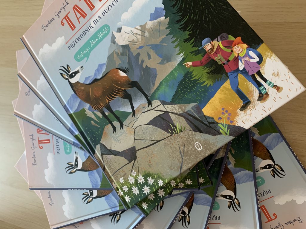 10 książek tytuł „Tatry. Przewodnik dla dużych i małych” na okładce narysowana kozica na skale na tle gór oraz dwóch wędrowców ojcie i syn na tle lasu obserwujący kozicę