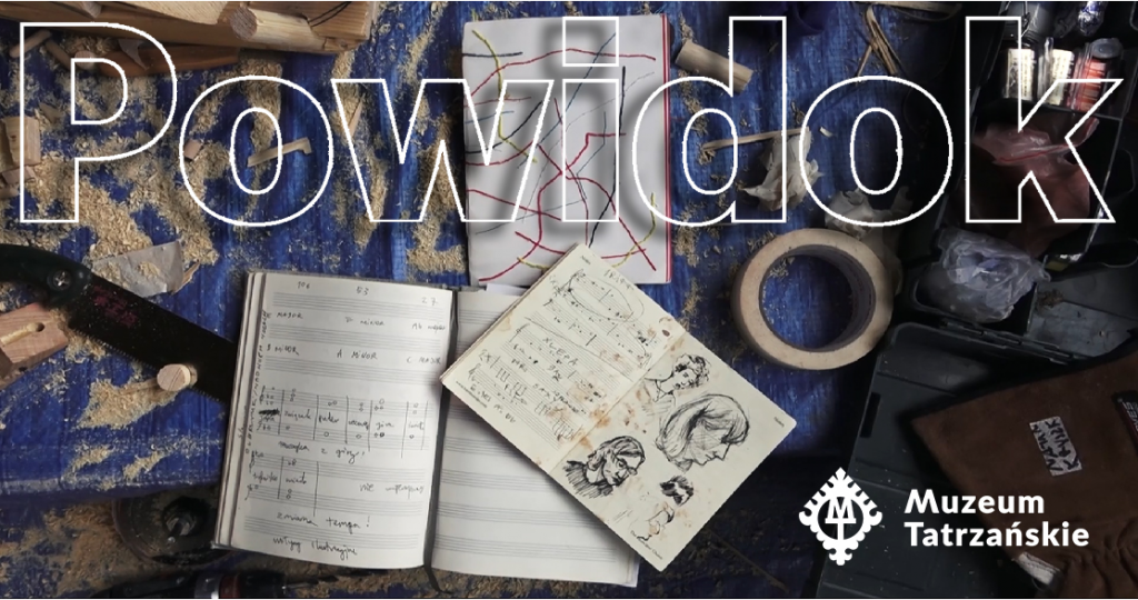 Notatniki ze szkocami i nutami na poplamionej farną tkaninie, napis powidok oraz logo muzeum Tatrzańskiego