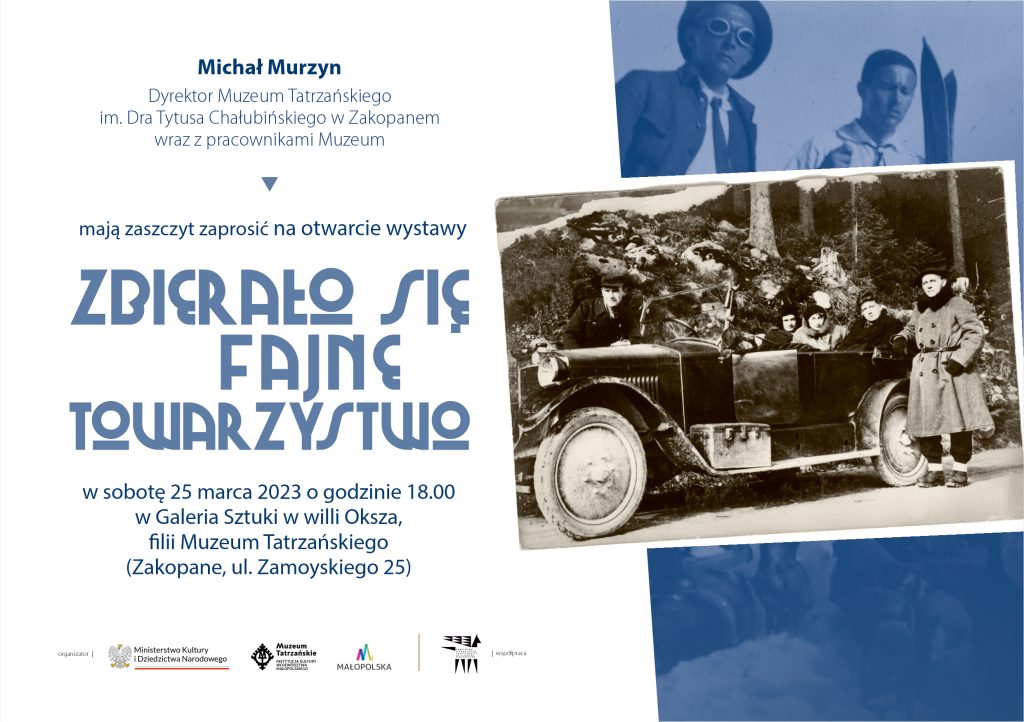 Zaproszenie, czarno-białe zdjęcie z trzema osobami siedzącymi w zabytkowym ludzi w samochodzie i dwoma mężczyznami stojącymi obok, jeden z nich to Witkiewicz, na biało-niebieskim tle oraz tekst: Michał Murzyn Dyrektor Muzeum Tatrzańskiego im. Dra Tytusa Chałubińskiego w Zakopanem wraz z pracownikami Muzeum mają zaszczyt zaprosić na otwarcie wystawy "Zbierało się fajne towarzystwo" w sobotę 25 marca 2023 o godzinie 18.00 w Galeria Sztuki w willi Oksza, na dole logotypy