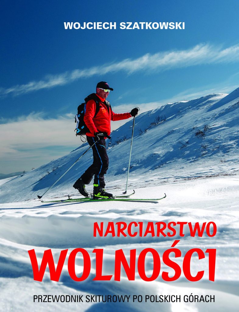 Okładka książki „Narciarstwo Wolności” przewodnik skiturowy po polskich górach Wojciecha Szatkowskiego. Na zdjęciu narciarz idący na nartach skiturowych na tle ośnieżonych gór.