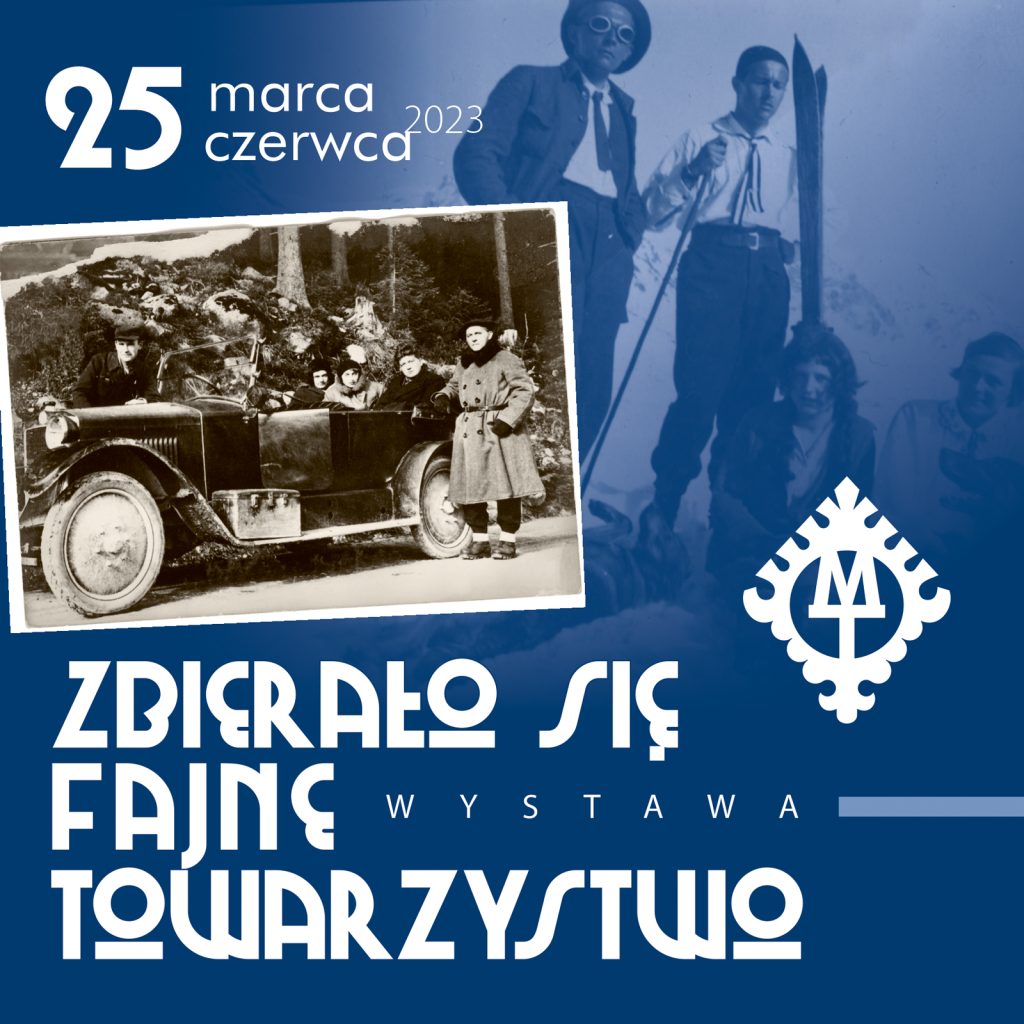 Czarno-białe zdjęcie z trzema osobami siedzącymi w zabytkowym samochodzie i dwoma mężczyznami stojącymi obok, jeden z nich to Witkiewicz, na tle niebieskiego zdjęcia z dwoma mężczyznami z nartami. Logo Muzeum Tatrzańskiego oraz tekst: wystawa "Zbierało się fajne towarzystwo" 25 marca - 25 czerwca.