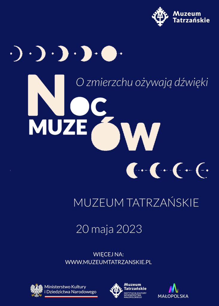 Plakat, na granatowym tle białe napisy: O zmierzchu ożywają dźwięki. Noc Muzeów, Muzeum Tatrzańskie 20 maja 2023, więcej na www.muzeumtatrzanskie.pl na dole logotypy