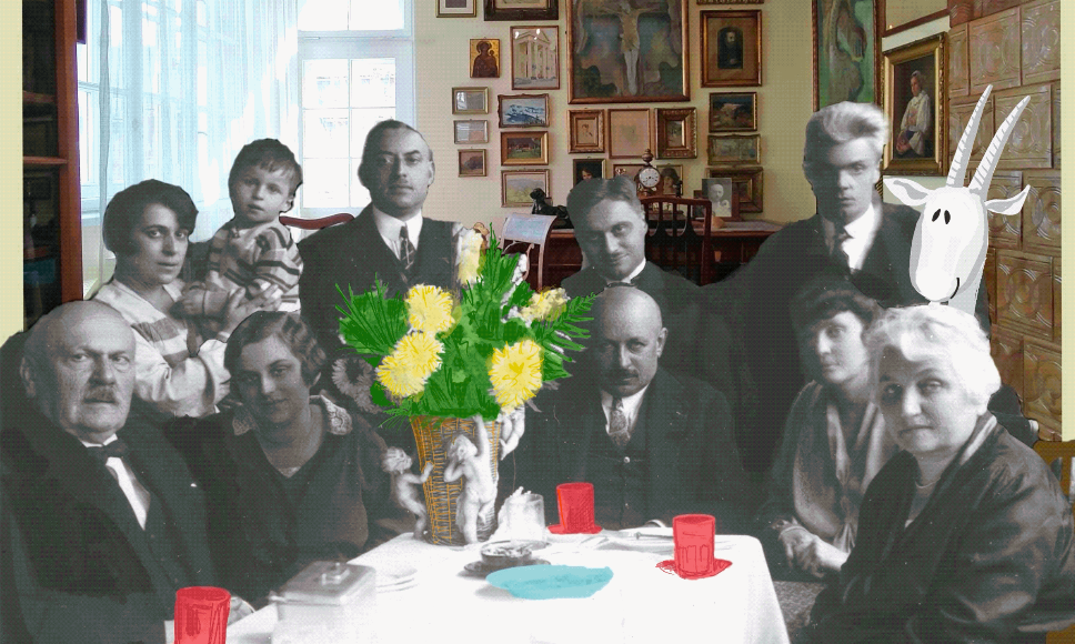 Kolaż czarno-biała fotografia przestawiająca ludzi siedzących przy stole i koziołek matołek za nimi oraz stojących za nimi. Na stole dorysowane kwiaty i szklanki, wszystko na tle fotografii ilustrującej pomieszczenie z wiszącymi na ścianach fotografiami,