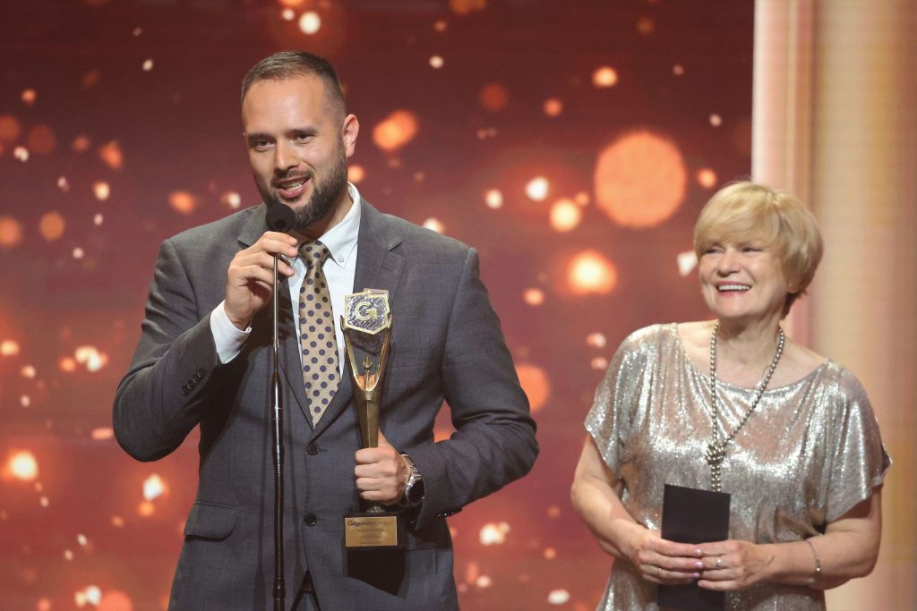Dyrektor Muzeum Tatrzańskiego Michał Murzyn odbiera nagrodę na gali Giganci Kultury 2023, dziękuje do mikrofonu, obok stoi prowadząca.