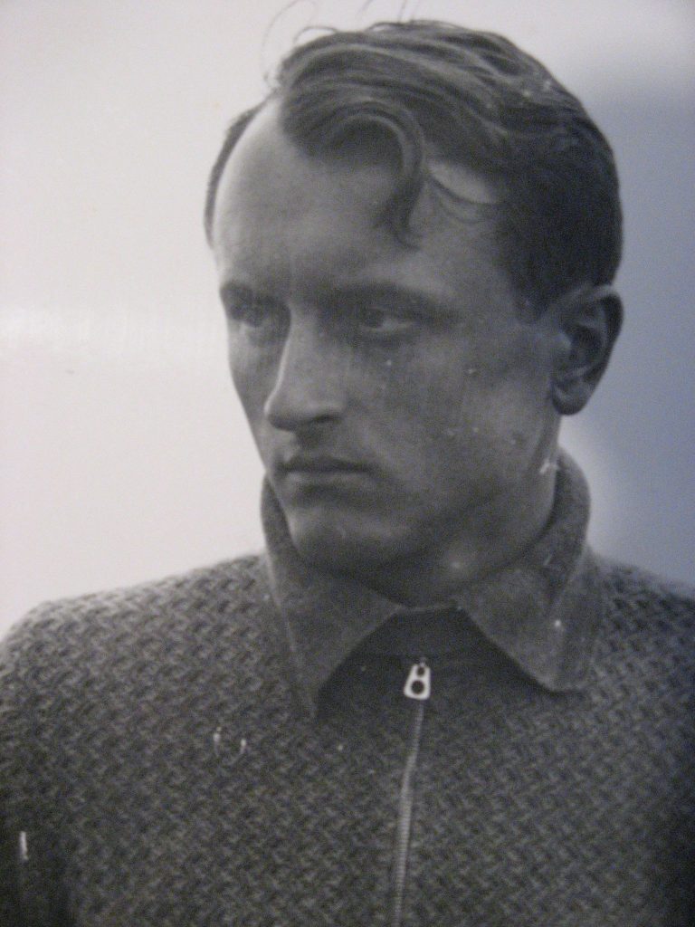 Czarno-białe Zdjęcie portretowe Wiesława Stanisławskiego, 1930, wykonane na Jaworowym Rogu przez Henryka Mogilnickiego