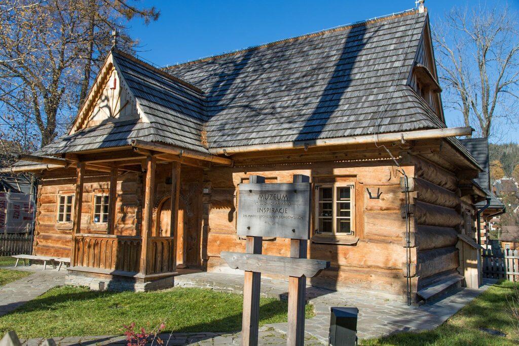 Chałupa Gąsieniców Sobczaków, filia Muzeum Tatrzańskiego. Stary drewniany dom w ogrodzie