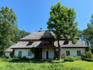 widok na elewację zewnętrzną Dworu w Łopusznej, filia Muzeum Tatrzańskiego.