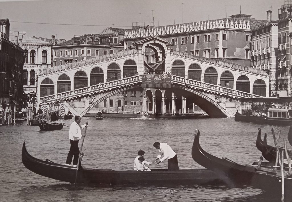 Czarno-białe zdjęcia Wenecja i gondolierzy